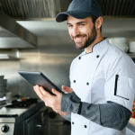 découvrez comment la livraison via plateformes révolutionne le modèle économique des restaurants en offrant de nouvelles opportunités de croissance et en modifiant les interactions avec les clients.