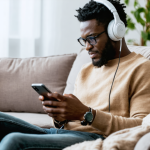 découvrez comment les applications connectées révolutionnent votre expérience musicale en offrant une écoute personnalisée et adaptée à vos préférences.