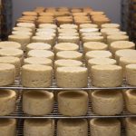 découvrez les normes d'hygiène essentielles pour la production et la conservation du fromage, garantissant qualité et sécurité alimentaire.