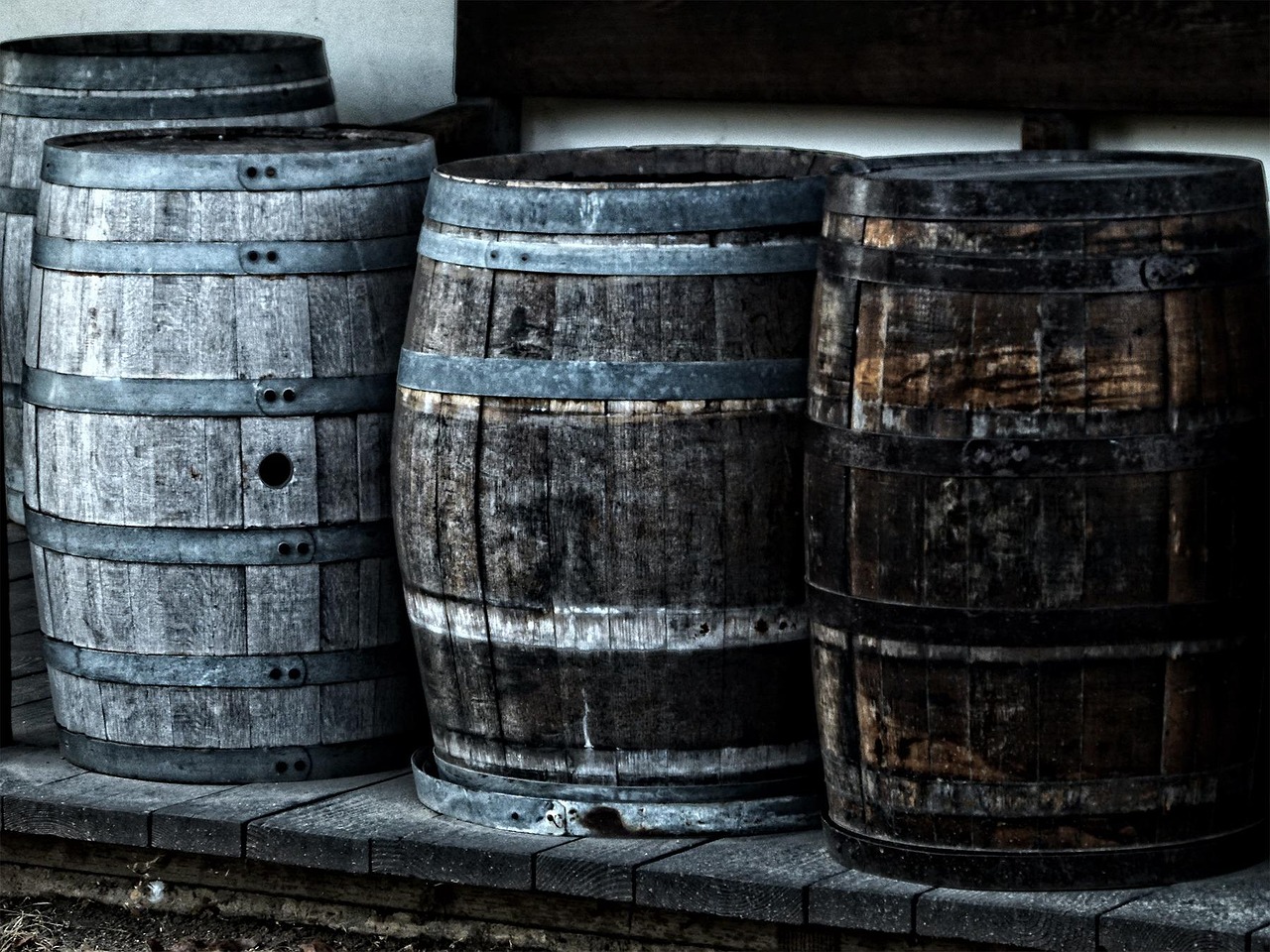 découvrez nos conseils pratiques pour aménager et entretenir votre cave à vin, afin de conserver vos bouteilles dans des conditions idéales.