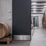 découvrez des conseils essentiels pour aménager et entretenir votre cave à vin, afin de préserver la qualité et la saveur de vos bouteilles.