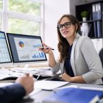 découvrez comment le comptable évolue de la simple saisie de données vers un rôle clé de conseil stratégique, apportant expertise et valeur ajoutée à l'entreprise.