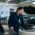 découvrez les formations à suivre en 2026 pour devenir garagiste spécialisé dans les véhicules électriques et maîtriser les compétences essentielles de demain.